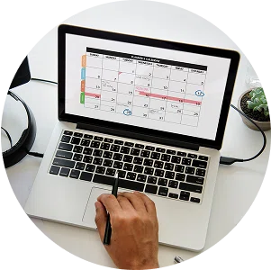 Calendario de actividades en una laptop