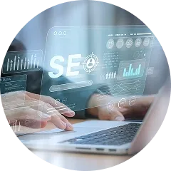 Especialista en SEO trabajando