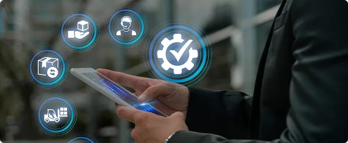 Persona utilizando un servicio a través de su celular