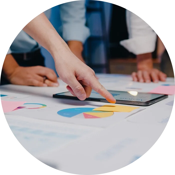 Empresarios reunidos planificando una estrategia