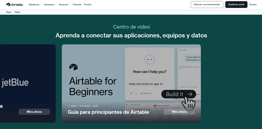 Captura de pantalla del sitio web de Airtable, mostrando su "video center" explicando funciones a usuarios.