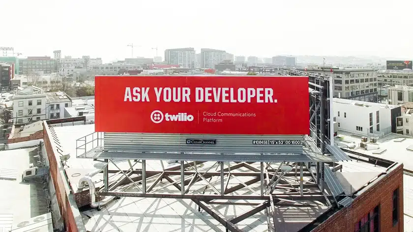Valla publicitaria de Twilio dirigida a programadores y equipos técnicos.
